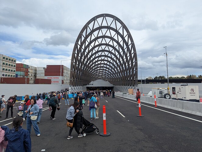 PXL_20251116_025540916