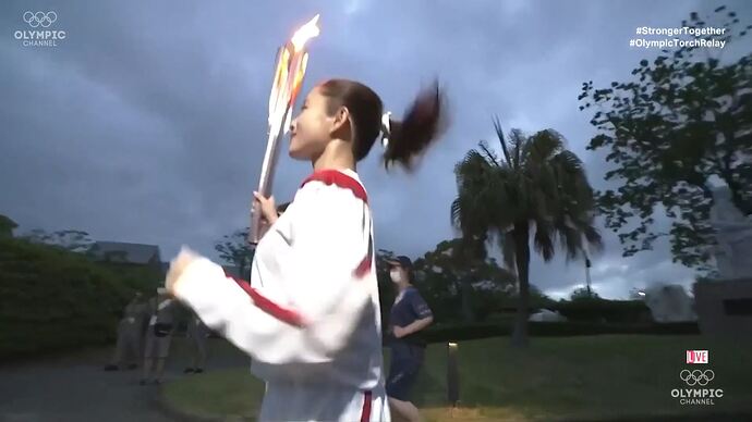 Satomi carries Olympic flame.ts_000030200