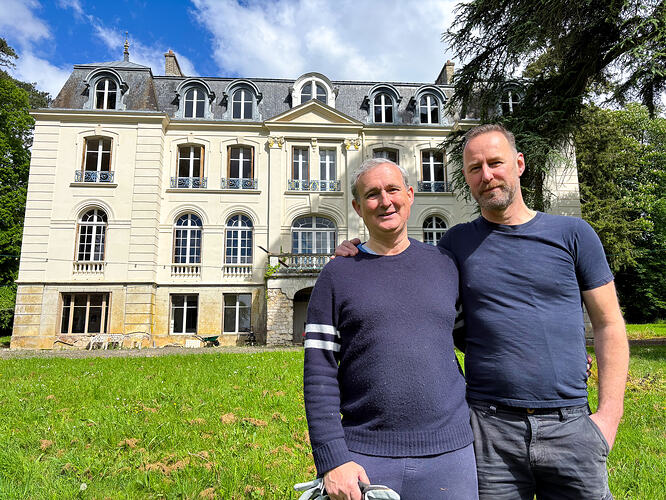 ep4- Tim and Steve outside the Chateau  (1)